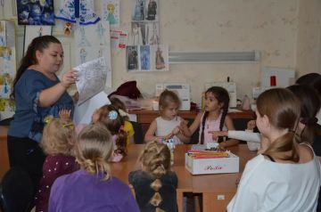 Планета в детских руках!. В преддверии Международного Дня мира воспитанники студии «Школа моделей» Дворца культуры им. Ленина города Комсомольское приняли участие в творческом мероприятии «Улыбнись, планета»
