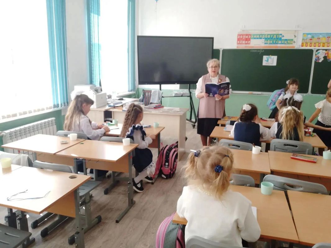 Учащиеся младших классов общеобразовательной школы № 6 и дошколята детского сада № 4 «Светлячок» стали участниками международной акции «Книжка на ладошке» Учащиеся младших классов общеобразовательной школы № 6 и дошколята детского сада № 4 «Светлячок» стали участниками международной акции «Книжка на ладошке»