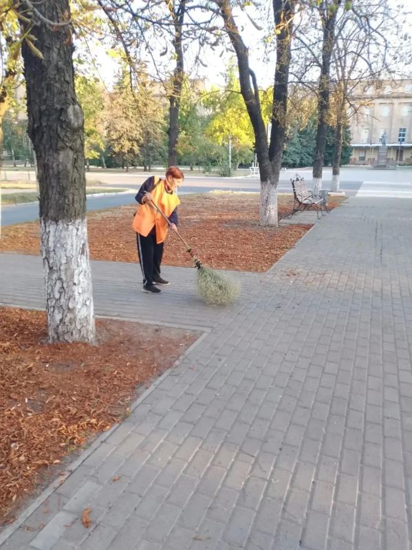 С заботой об округе. На минувшей рабочей неделе коллектив Ясиноватского жилищно-эксплуатационного комбината продолжал комплексную работу по благоустройству округа, стараясь создать в наших населенных пунктах территорию уюта... С заботой об округе. На минувшей рабочей неделе коллектив Ясиноватского жилищно-эксплуатационного комбината продолжал комплексную работу по благоустройству округа, стараясь создать в наших населенных пунктах территорию уюта...