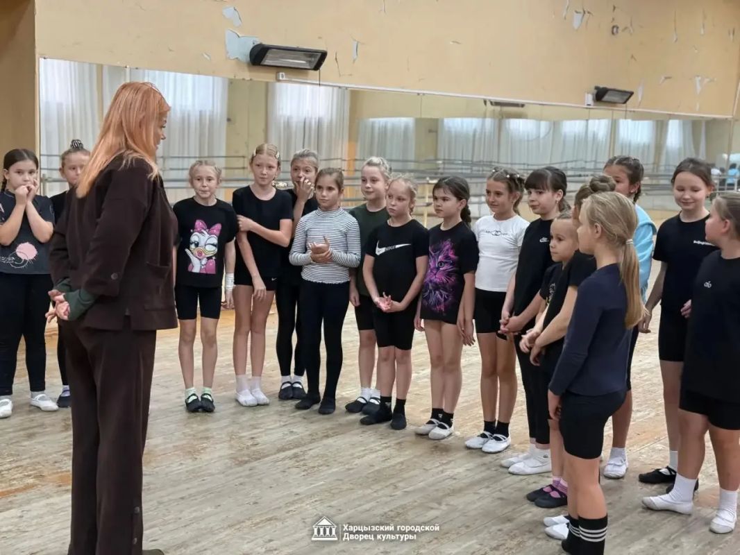 В Харцызском городском Дворце культуры царила атмосфера творчества и открытий В Харцызском городском Дворце культуры царила атмосфера творчества и открытий