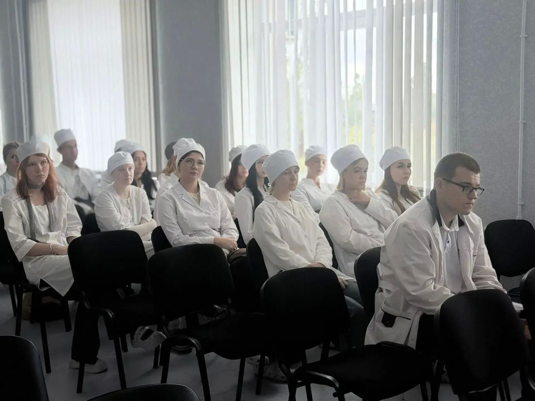 ЭЛЕКТОРАЛЬНЫЙ ДЕБЮТ. Депутат Торезского городского совета Яна Оприщенко совместно с депутатом Народного Совета ДНР Андреем Бедило провели встречу со студентами Торезского медицинского колледжа ЭЛЕКТОРАЛЬНЫЙ ДЕБЮТ. Депутат Торезского городского совета Яна Оприщенко совместно с депутатом Народного Совета ДНР Андреем Бедило провели встречу со студентами Торезского медицинского колледжа
