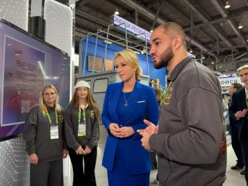 В четвертый день Международного фестиваля молодежи стенд ДНР посетила Уполномоченный по правам человека в Российской Федерации Яна Лантратова