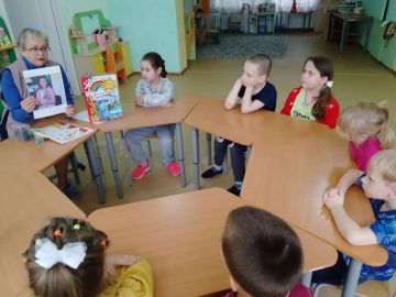 Сегодня воспитанники детского сада № 4 «Светлячок» вместе с библиотекарем Лидией Кориковой отправились в путешествие по «Цветным сказкам» донецкой детской писательницы Инны Жуковой