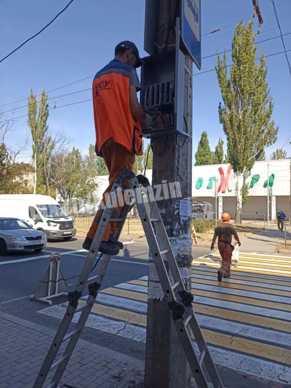 Сотрудники муниципального предприятия «Дорожное ремонтностроительное управление» ведут плановое комплексное обслуживание дорожной сети во всех районах Донецка Сотрудники муниципального предприятия «Дорожное ремонтностроительное управление» ведут плановое комплексное обслуживание дорожной сети во всех районах Донецка