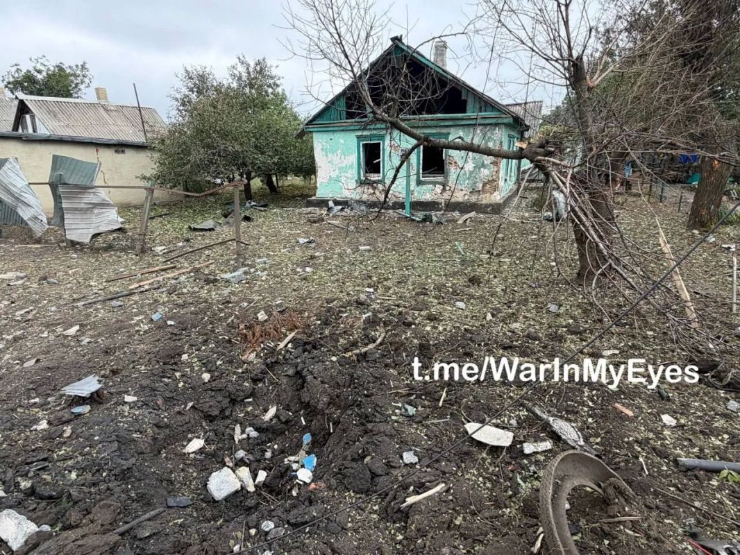 Последствия ночной атаки украинскиэ БПЛА на жилые дома в селе Золотарёвка в Харцызском округе ДНР, в результате которой 1 человек погиб и 2 человека ранены, передает канал «Типичный Донецк» Последствия ночной атаки украинскиэ БПЛА на жилые дома в селе Золотарёвка в Харцызском округе ДНР, в результате которой 1 человек погиб и 2 человека ранены, передает канал «Типичный Донецк»