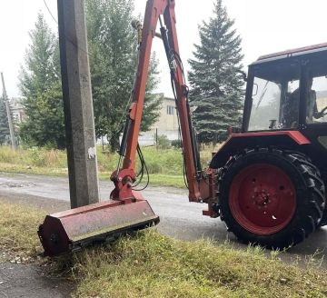 Сегодня, 16 сентября, с целью приведения территории в надлежащее санитарное состояние в Кировском внутригородском районе города Макеевки силами МУП АГМ «Перспектива» проведены работы по покосу травы по ул. Циолковского