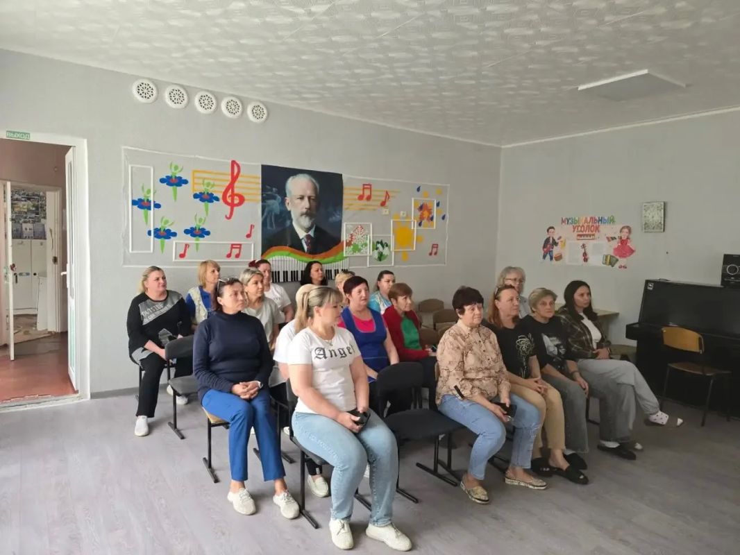 Сегодня, 16 сентября, руководитель Управы Ленинского внутригородского района Администрации городского округа Донецк Татьяна Темникова, заместитель главы администрации - директор Департамента финансов Дмитрий Даньшин... Сегодня, 16 сентября, руководитель Управы Ленинского внутригородского района Администрации городского округа Донецк Татьяна Темникова, заместитель главы администрации - директор Департамента финансов Дмитрий Даньшин...