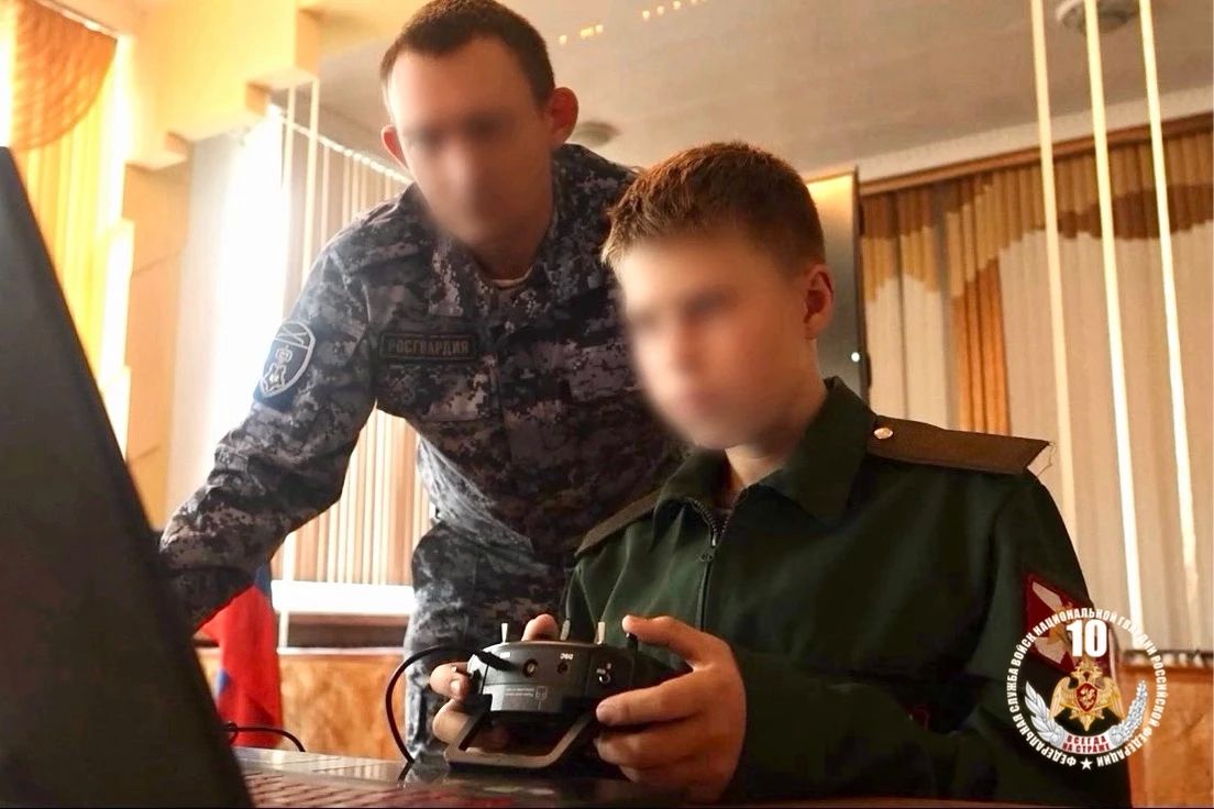 В ДНР росгвардейцы провели для детей мастер-класс по управлению БПЛА В ДНР росгвардейцы провели для детей мастер-класс по управлению БПЛА