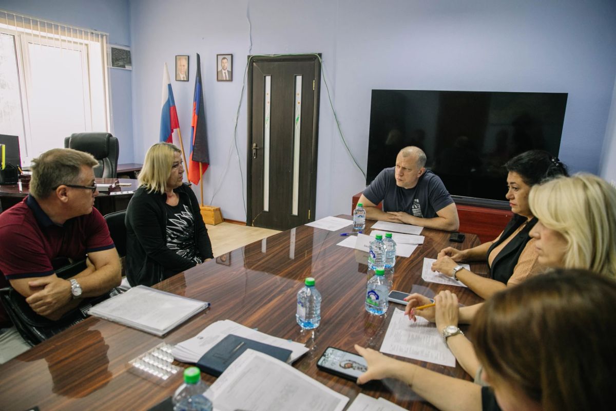 Антон Кольцов: В Приморском районе ответил на вопросы горожан Антон Кольцов: В Приморском районе ответил на вопросы горожан
