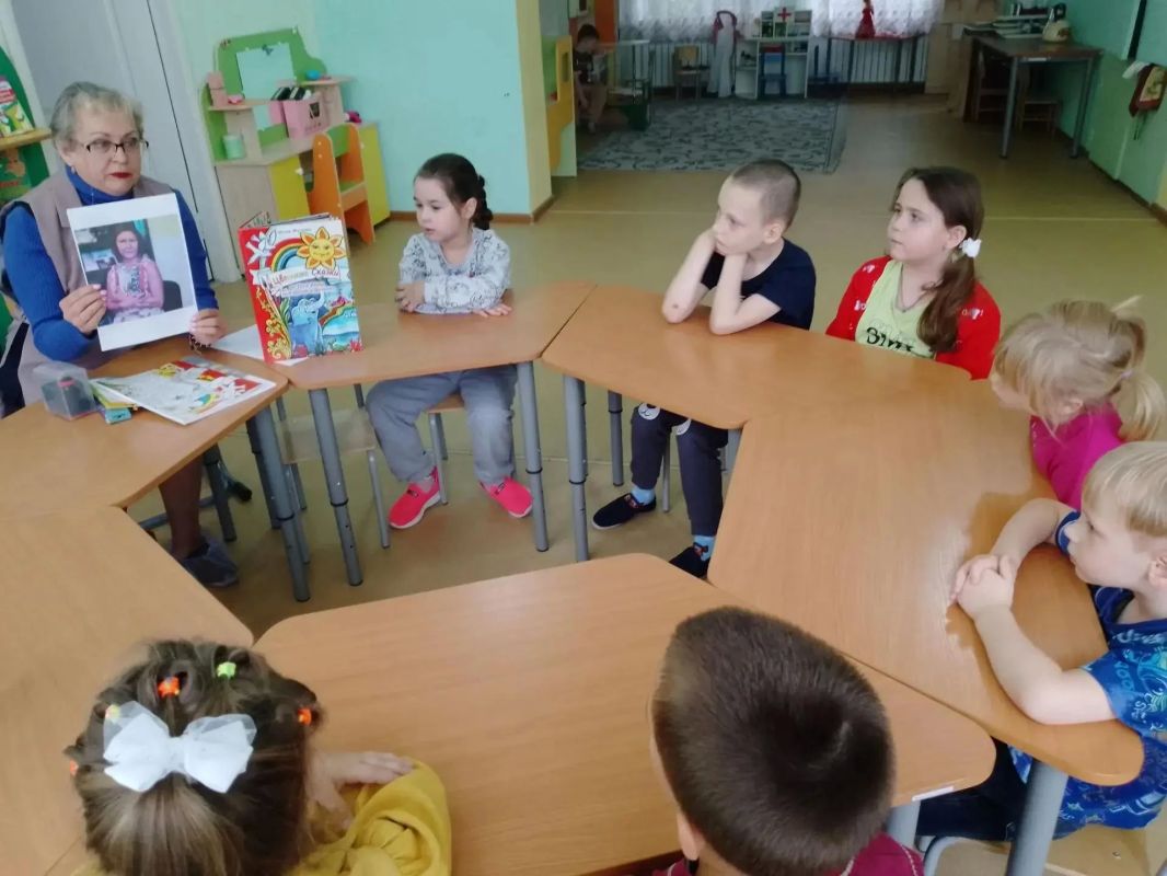 Сегодня воспитанники детского сада № 4 «Светлячок» вместе с библиотекарем Лидией Кориковой отправились в путешествие по «Цветным сказкам» донецкой детской писательницы Инны Жуковой