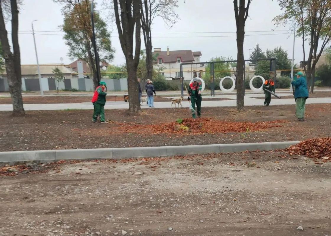Иван Адамец: Сотрудники муниципального предприятия «Зеленое строительство» продолжают плановую работу по благоустройству Иван Адамец: Сотрудники муниципального предприятия «Зеленое строительство» продолжают плановую работу по благоустройству