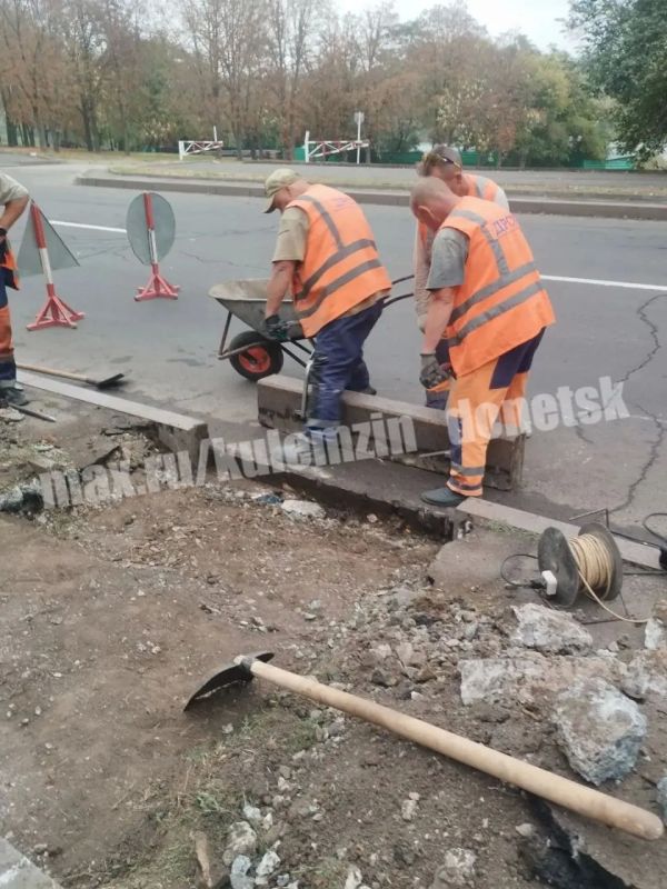 Сотрудники муниципального предприятия «Дорожное ремонтностроительное управление» ведут плановое комплексное обслуживание дорожной сети во всех районах Донецка Сотрудники муниципального предприятия «Дорожное ремонтностроительное управление» ведут плановое комплексное обслуживание дорожной сети во всех районах Донецка