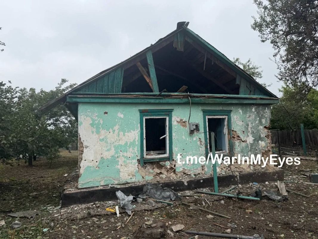 Последствия ночной атаки украинскиэ БПЛА на жилые дома в селе Золотарёвка в Харцызском округе ДНР, в результате которой 1 человек погиб и 2 человека ранены, передает канал «Типичный Донецк» Последствия ночной атаки украинскиэ БПЛА на жилые дома в селе Золотарёвка в Харцызском округе ДНР, в результате которой 1 человек погиб и 2 человека ранены, передает канал «Типичный Донецк»