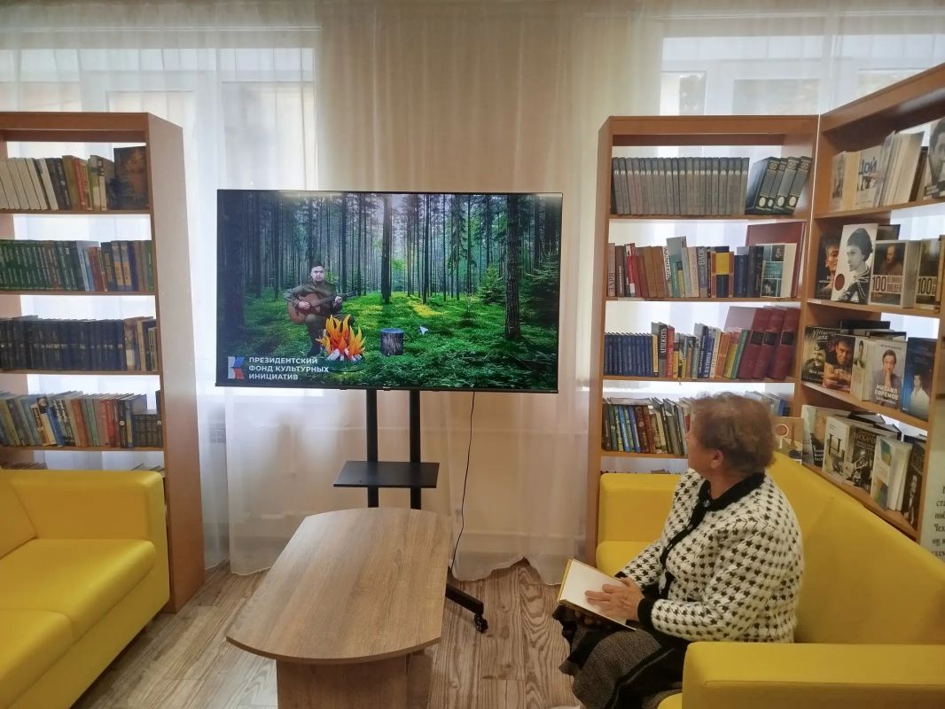 В центральной городской модельной библиотеке состоялся просмотр фильма-концерта, подготовленного коллективом МБУ Светлодарский городской ДК п. Новолуганское в рамках проекта "Воевали наши деды..."