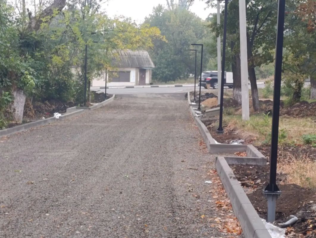 В заводском парке города Дебальцево продолжаются работы по благоустройству и обустройству современной зоны отдыха В заводском парке города Дебальцево продолжаются работы по благоустройству и обустройству современной зоны отдыха