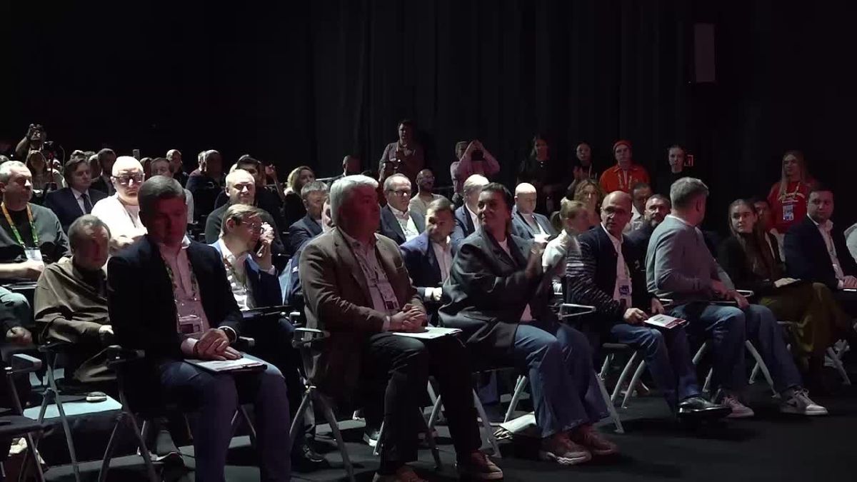 На Международном фестивале молодежи Глава ДНР Денис Пушилин с первым замруководителя АП РФ Сергеем Кириенко приняли участие в обсуждении патриотических кино- и медиапроектов «#СВОеКИНО»