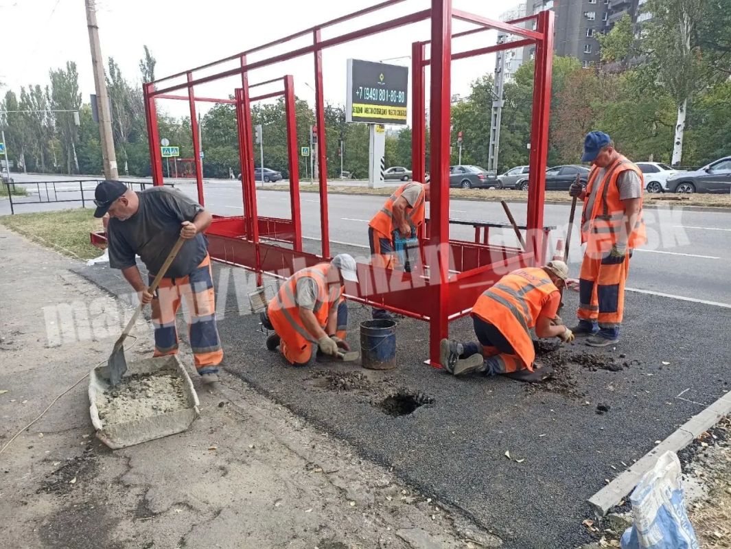 Сотрудники муниципального предприятия «Дорожное ремонтностроительное управление» ведут плановое комплексное обслуживание дорожной сети во всех районах Донецка Сотрудники муниципального предприятия «Дорожное ремонтностроительное управление» ведут плановое комплексное обслуживание дорожной сети во всех районах Донецка