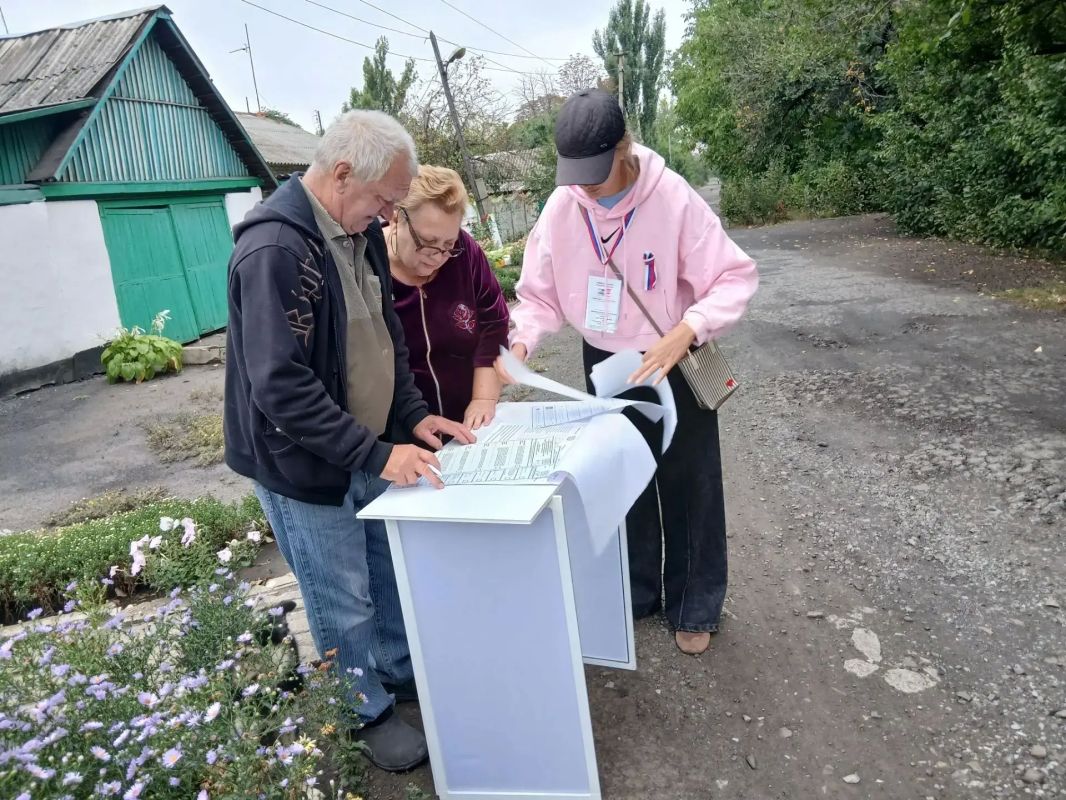 Жители Тореза не остаются в стороне! На участках для досрочного голосования на выборах в Госдуму по-прежнему многолюдно Жители Тореза не остаются в стороне! На участках для досрочного голосования на выборах в Госдуму по-прежнему многолюдно