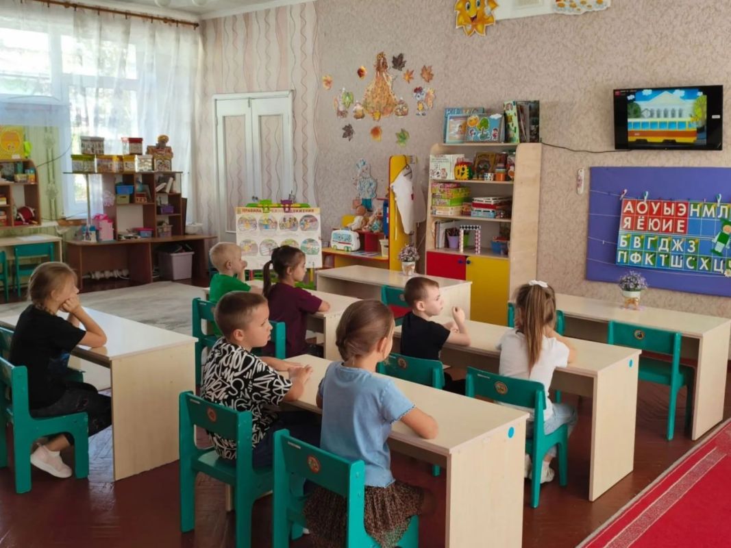 Юных кировчан знакомят с правилами дорожного движения Юных кировчан знакомят с правилами дорожного движения
