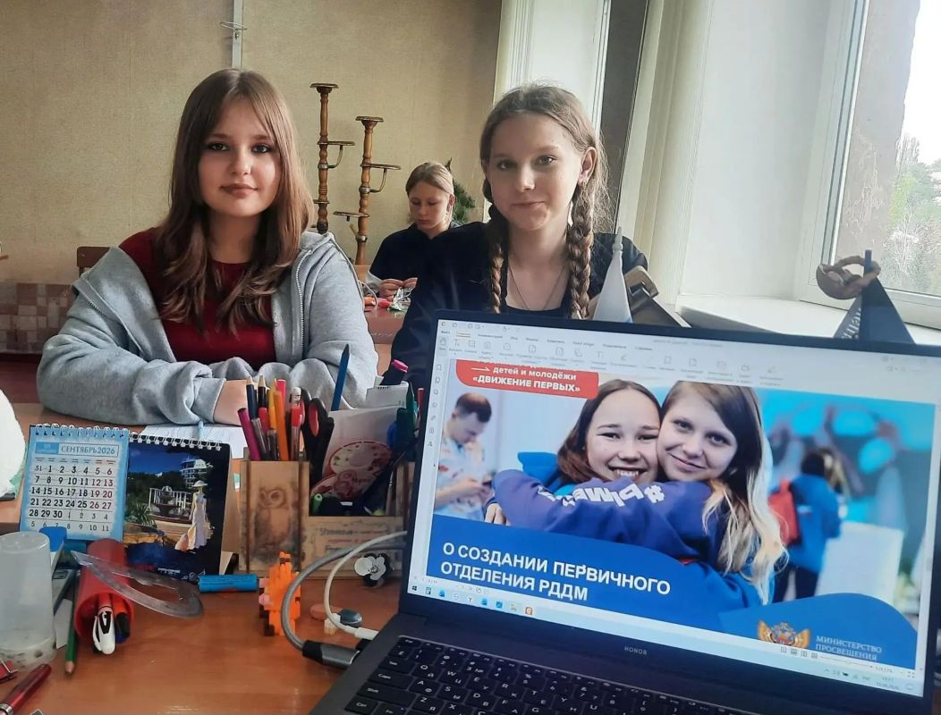 В ГБОУ "Гимназия г. о. Торез" стартовала неделя ярких встреч: советник директора по воспитанию Алла Парфенова провела информационные беседы с учащимися 5-а и 6-б классов о направлениях работы РДДМ "Движение первых", миссии и... В ГБОУ "Гимназия г. о. Торез" стартовала неделя ярких встреч: советник директора по воспитанию Алла Парфенова провела информационные беседы с учащимися 5-а и 6-б классов о направлениях работы РДДМ "Движение первых", миссии и...