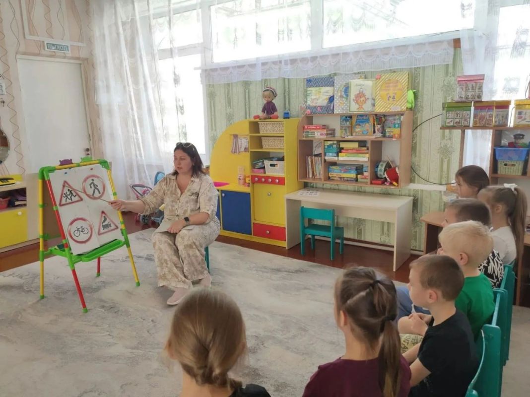 Юных кировчан знакомят с правилами дорожного движения Юных кировчан знакомят с правилами дорожного движения