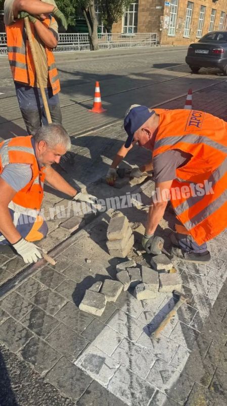 Сотрудники муниципального предприятия «Дорожное ремонтностроительное управление» ведут плановое комплексное обслуживание дорожной сети во всех районах Донецка Сотрудники муниципального предприятия «Дорожное ремонтностроительное управление» ведут плановое комплексное обслуживание дорожной сети во всех районах Донецка