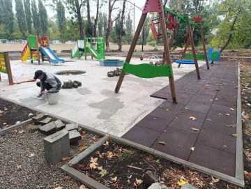 В заводском парке города Дебальцево продолжаются работы по благоустройству и обустройству современной зоны отдыха