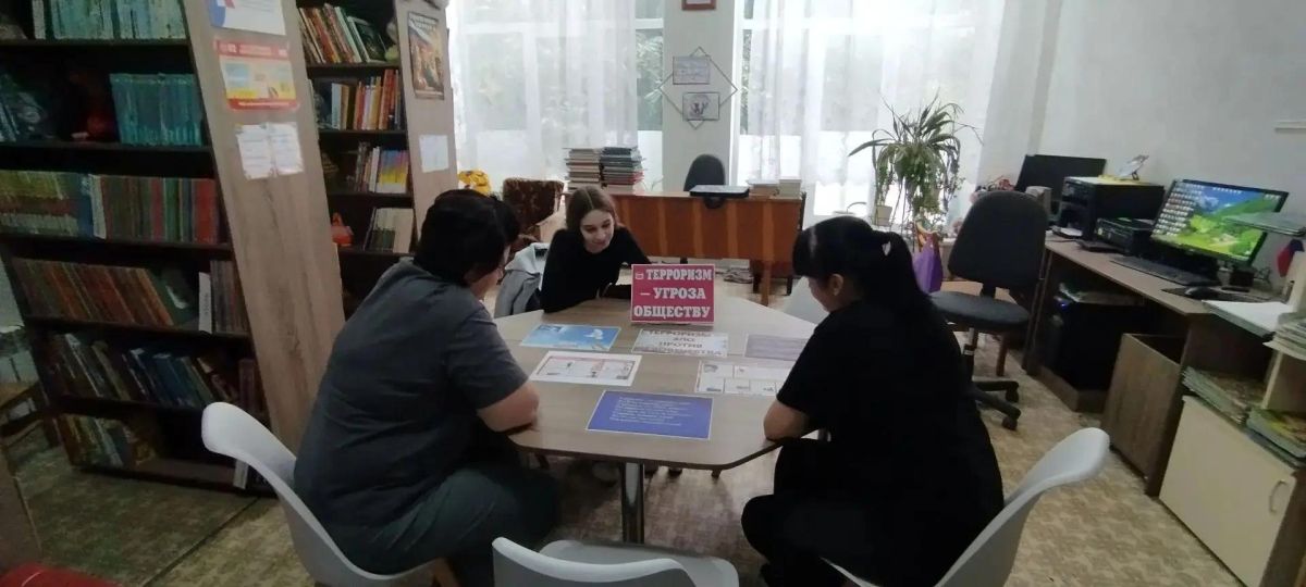 В МБУ «Светлодарская детская библиотека» прошла выставка-досье «Терроризм — угроза обществу» В МБУ «Светлодарская детская библиотека» прошла выставка-досье «Терроризм — угроза обществу»