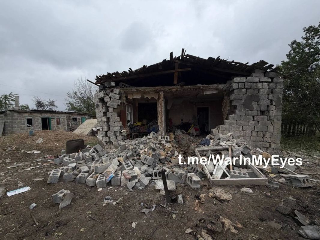 Последствия ночной атаки украинскиэ БПЛА на жилые дома в селе Золотарёвка в Харцызском округе ДНР, в результате которой 1 человек погиб и 2 человека ранены, передает канал «Типичный Донецк» Последствия ночной атаки украинскиэ БПЛА на жилые дома в селе Золотарёвка в Харцызском округе ДНР, в результате которой 1 человек погиб и 2 человека ранены, передает канал «Типичный Донецк»