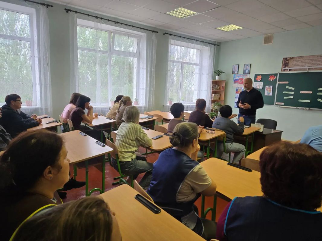 Сегодня глава муниципального образования городского округа Дебальцево Сергей Желновач посетил школу №3, чтобы пообщаться с педагогами и сотрудниками учреждения в формате открытого диалога Сегодня глава муниципального образования городского округа Дебальцево Сергей Желновач посетил школу №3, чтобы пообщаться с педагогами и сотрудниками учреждения в формате открытого диалога