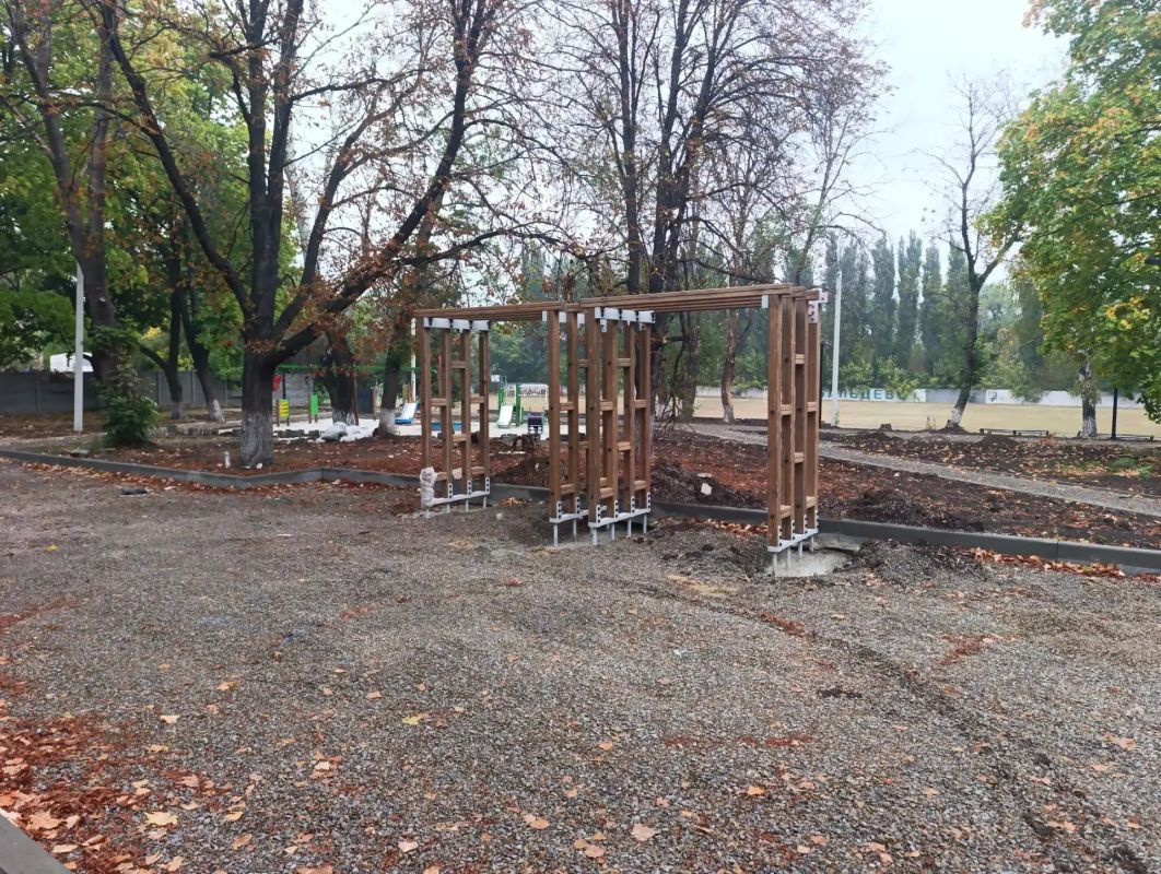 В заводском парке города Дебальцево продолжаются работы по благоустройству и обустройству современной зоны отдыха В заводском парке города Дебальцево продолжаются работы по благоустройству и обустройству современной зоны отдыха