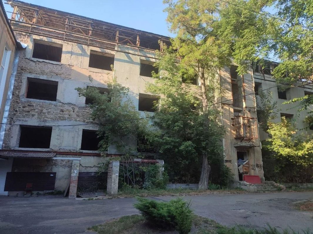 В Донецке кирпичи падают на головы людей с заброшенного здания
