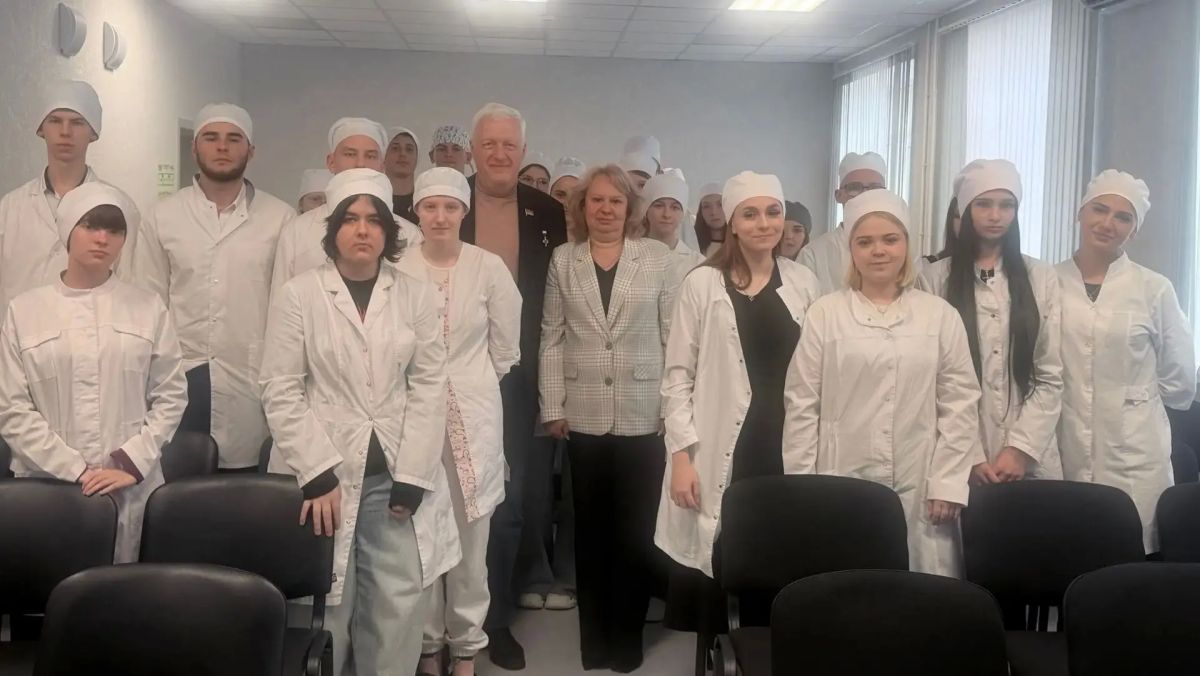 ЭЛЕКТОРАЛЬНЫЙ ДЕБЮТ. Депутат Торезского городского совета Яна Оприщенко совместно с депутатом Народного Совета ДНР Андреем Бедило провели встречу со студентами Торезского медицинского колледжа ЭЛЕКТОРАЛЬНЫЙ ДЕБЮТ. Депутат Торезского городского совета Яна Оприщенко совместно с депутатом Народного Совета ДНР Андреем Бедило провели встречу со студентами Торезского медицинского колледжа