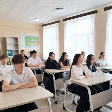 «Диалог со СВОим Героем»: в гостях у старшеклассников школы № 57 — инструктор центра «ВОИН» Руслан Владимирович