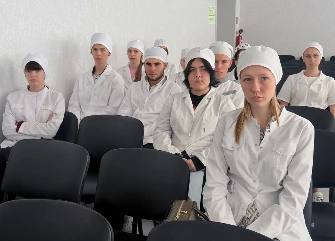 ЭЛЕКТОРАЛЬНЫЙ ДЕБЮТ. Депутат Торезского городского совета Яна Оприщенко совместно с депутатом Народного Совета ДНР Андреем Бедило провели встречу со студентами Торезского медицинского колледжа ЭЛЕКТОРАЛЬНЫЙ ДЕБЮТ. Депутат Торезского городского совета Яна Оприщенко совместно с депутатом Народного Совета ДНР Андреем Бедило провели встречу со студентами Торезского медицинского колледжа