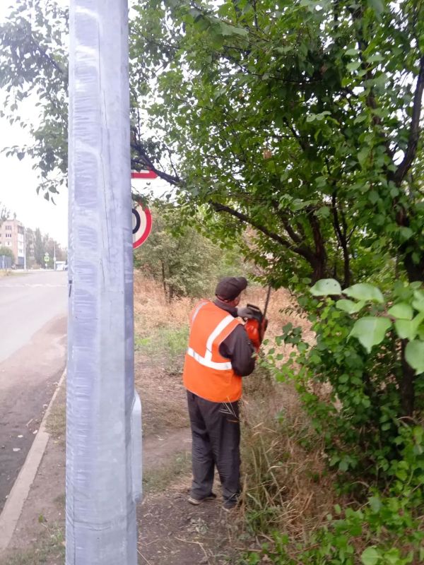 Коммунальщики Снежного продолжают благоустраивать территории общего пользования Коммунальщики Снежного продолжают благоустраивать территории общего пользования
