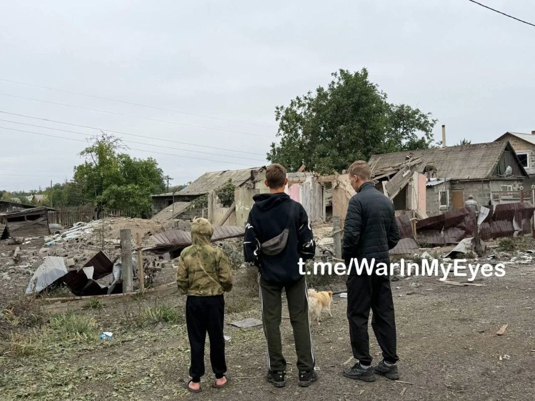 Последствия ночной атаки украинскиэ БПЛА на жилые дома в селе Золотарёвка в Харцызском округе ДНР, в результате которой 1 человек погиб и 2 человека ранены, передает канал «Типичный Донецк»