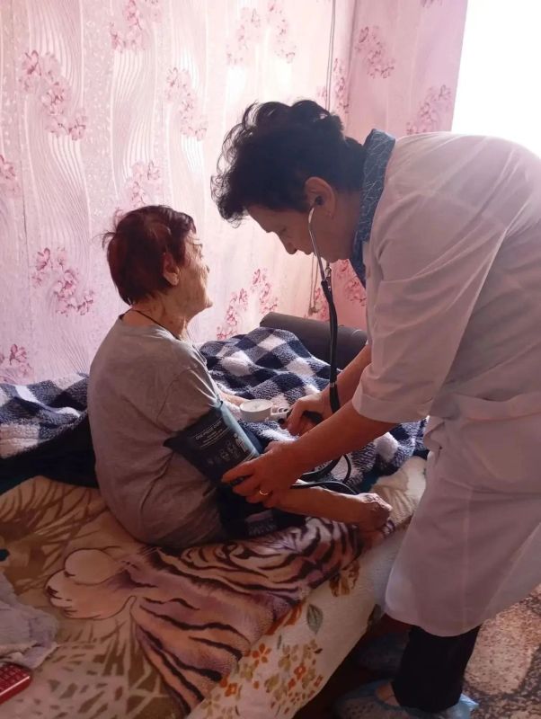 Медики оказывают помощь маломобильным жителям населенных пунктов Тельмановского округа Медики оказывают помощь маломобильным жителям населенных пунктов Тельмановского округа