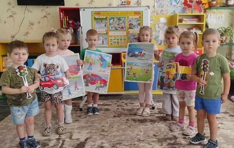 Юных кировчан знакомят с правилами дорожного движения Юных кировчан знакомят с правилами дорожного движения