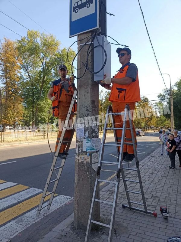 Сотрудники муниципального предприятия «Дорожное ремонтностроительное управление» ведут плановое комплексное обслуживание дорожной сети во всех районах Донецка Сотрудники муниципального предприятия «Дорожное ремонтностроительное управление» ведут плановое комплексное обслуживание дорожной сети во всех районах Донецка