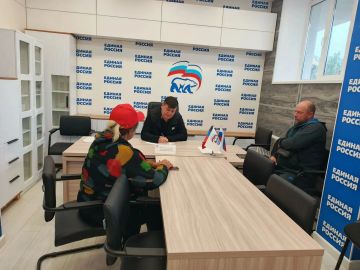 Сегодня, 16 сентября, депутат Народного Совета Донецкой Народной Республики Василий Перцев провел приём граждан в общественной приемной «Единой России» Центрально-Городского внутригородского района городского округа...