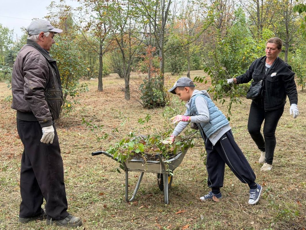 В парке Чернобыльцам прошел субботник В парке Чернобыльцам прошел субботник