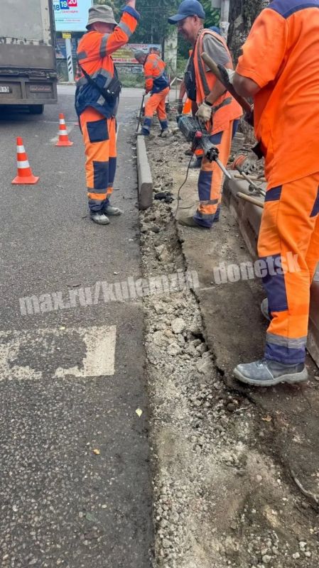 Сотрудники муниципального предприятия «Дорожное ремонтностроительное управление» ведут плановое комплексное обслуживание дорожной сети во всех районах Донецка Сотрудники муниципального предприятия «Дорожное ремонтностроительное управление» ведут плановое комплексное обслуживание дорожной сети во всех районах Донецка