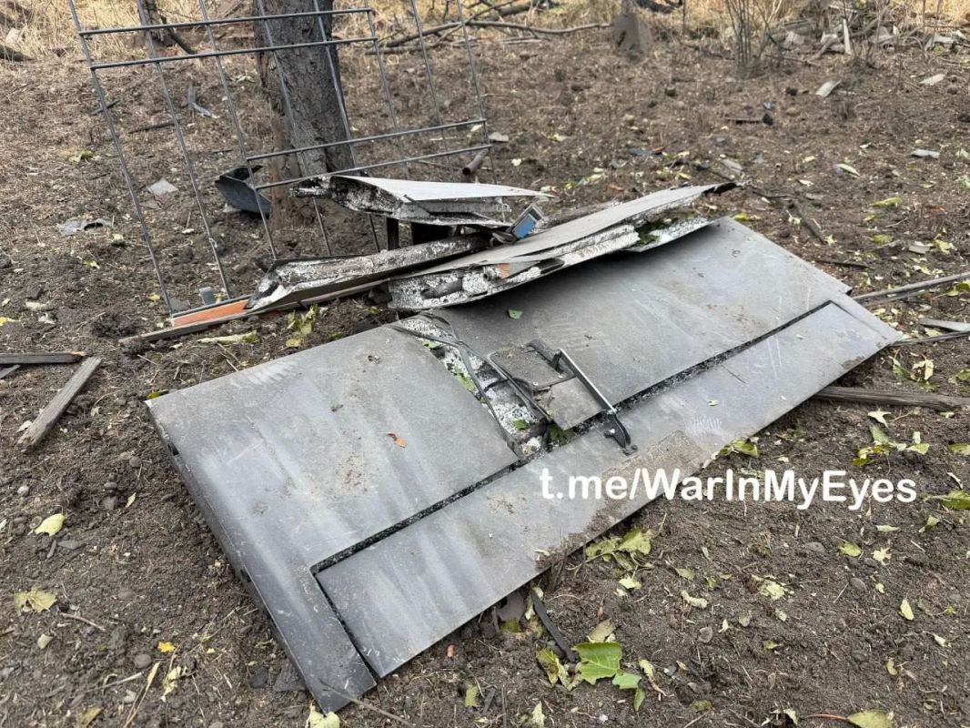 Последствия ночной атаки украинскиэ БПЛА на жилые дома в селе Золотарёвка в Харцызском округе ДНР, в результате которой 1 человек погиб и 2 человека ранены, передает канал «Типичный Донецк» Последствия ночной атаки украинскиэ БПЛА на жилые дома в селе Золотарёвка в Харцызском округе ДНР, в результате которой 1 человек погиб и 2 человека ранены, передает канал «Типичный Донецк»