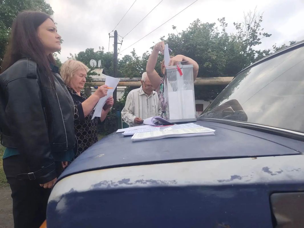 Жители Тореза не остаются в стороне! На участках для досрочного голосования на выборах в Госдуму по-прежнему многолюдно Жители Тореза не остаются в стороне! На участках для досрочного голосования на выборах в Госдуму по-прежнему многолюдно