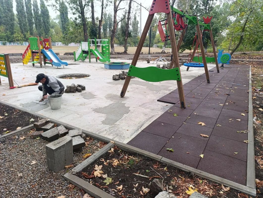В заводском парке города Дебальцево продолжаются работы по благоустройству и обустройству современной зоны отдыха