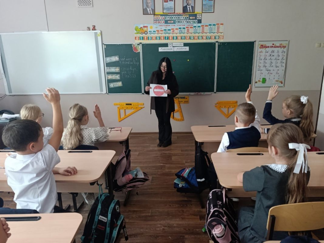 Юных кировчан знакомят с правилами дорожного движения Юных кировчан знакомят с правилами дорожного движения