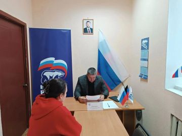 Сегодня, 16 сентября депутат Народного совета ДНР первого созыва Александр Камышов провёл приём граждан в Общественной приемной Единой России Червоногвардейского района городского округа Макеевка