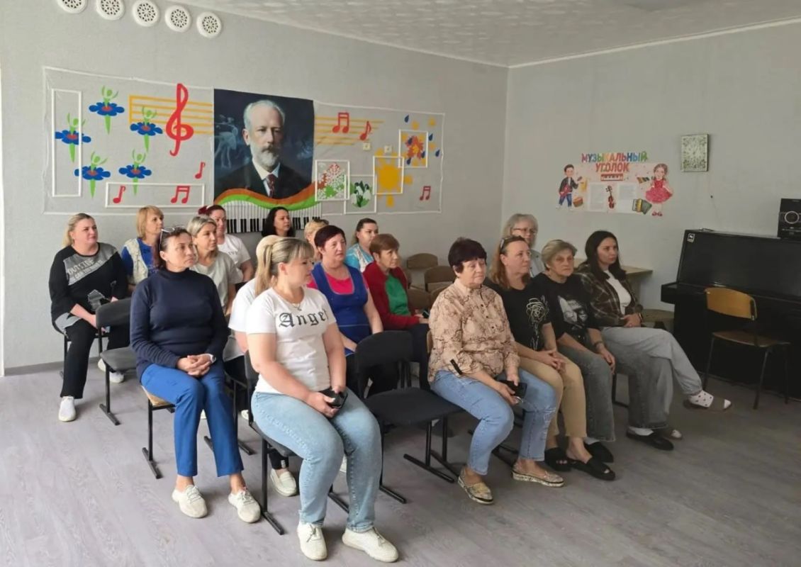 Юрий Атаманов: Совместно с руководителем Управы Ленинского внутригородского района Администрации городского округа Донецк Татьяной Темниковой встретились с коллективом ГБОУ «УВК «Гармония» г.о. Донецк» Юрий Атаманов: Совместно с руководителем Управы Ленинского внутригородского района Администрации городского округа Донецк Татьяной Темниковой встретились с коллективом ГБОУ «УВК «Гармония» г.о. Донецк»