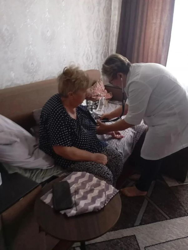 Медики оказывают помощь маломобильным жителям населенных пунктов Тельмановского округа Медики оказывают помощь маломобильным жителям населенных пунктов Тельмановского округа